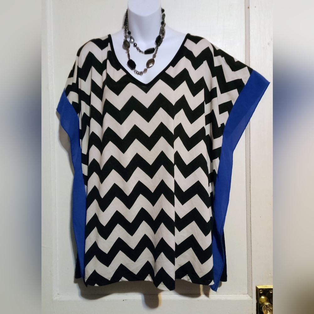 Ladies Chevron Patterned Black and Blue Women's Top Sz 2X